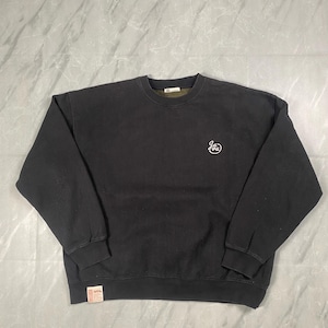 Op de afbeelding: Een zwart sweatshirt met lange mouwen en een ronde hals, voorzien van een klein wit cirkelvormig logo op de linkerborst met de tekst "Java". Een klein rechthoekig wit label met de tekst "Java" is vastgenaaid aan de rechteronderzoom.