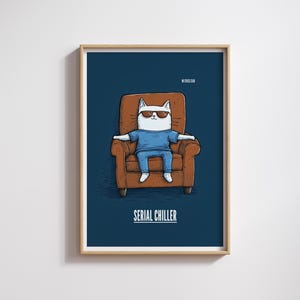 Op de afbeelding: Een ingelijste print met een cartoonkat met een zonnebril en blauwe kleding, zittend in een bruine fauteuil. De woorden "SERIAL CHILLER" staan onderaan afgedrukt, met "NO STRESS CLUB" bovenaan, tegen een donkerblauwe achtergrond.