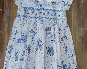 Vestido azul floral con fruncido a mano para niñas / Cuello Peter Pan / Vestido de manga corta con volantes / Estilo clásico de herencia familiar / Conjunto para fiestas de verano