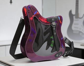 Bolso bandolera Ita con guitarra holográfica morada y ventana transparente, estilo gótico punk.