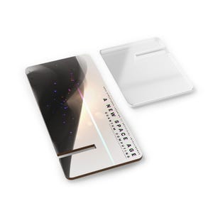 Puede incluir: Un soporte para teléfono blanco y marrón con el texto "A New Space Age Quantum Computing". El soporte tiene una ranura para sostener un teléfono o tableta. El fondo del soporte presenta un gráfico con temática espacial.