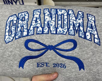 Felpa da nonna con applicazioni floreali ricamate e dettaglio fiocco civettuolo.