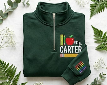 Felpa personalizzata con cerniera a un quarto per insegnanti, pullover personalizzato con ricamo della signora Carter, abbigliamento scolastico verde foresta, regalo personalizzato per insegnanti