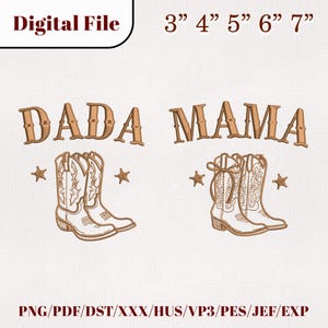 Op de afbeelding: Digitaal bestand met de woorden "DADA" en "MAMA" in een Western-lettertype, elk boven een paar cowboylaarzen. Inclusief maten van 7.6 cm tot 17.8 cm en bestandsformaten zoals PNG en PDF.