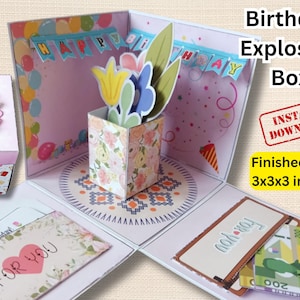 Könnte beinhalten: Eine Geburtstagsexplosionsbox aus Papier mit einem floral gemusterten Mittelwürfel, der Papierblumen enthält. Die Box zeigt Innenpaneele mit Luftballon- und Konfettigrafiken, ein Banner mit der Aufschrift HAPPY BIRTHDAY und Taschen mit Karten, die mit FOR YOU beschriftet sind. Fertige Größe 7,6x7,6x7,6 cm.