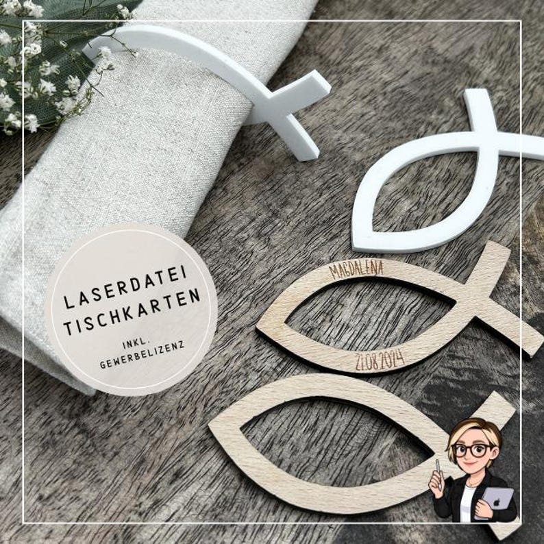 May include: Wooden fish-shaped place cards with the name "Magdalena" and the date "21.08.2024" engraved on them. A white napkin holder in the shape of a cross is also visible. The image includes the text "LASERDATEI TISCHKARTEN".