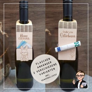 Op de afbeelding: Twee wijnfleslabels met houten uitsparingen. Eén label zegt "kleiner OSTERGRUB" met een konijnenillustratie. De andere zegt "Grüße vom Osterhasen" met een konijnenillustratie. De labels zijn bevestigd aan wijnflessen.
