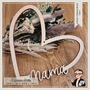 May include: A wooden heart-shaped wall hanging with the word "Mama" in cursive script. The heart is made of light-colored wood and is filled with dried flowers in shades of white, green, and purple. The image also includes text that says "Digitale Datei".