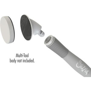 Könnte beinhalten: Explosionszeichnung eines grauen Multi-Tool-Aufsatzsets. Das Set enthält einen Griff mit dem Sizzix-Logo, ein rundes Schleifpad und zwei zusätzliche Aufsätze. Der Text auf dem Bild lautet "Multi-Tool body not included."
