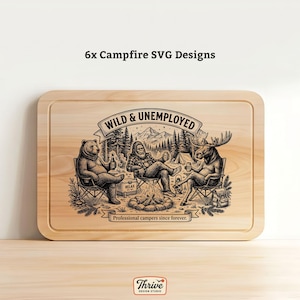 Op de afbeelding: Houten snijplank met een humoristisch campingontwerp. Het ontwerp toont een beer, Bigfoot en een eland die ontspannen rond een kampvuur. Tekst bevat "WILD & UNEMPLOYED" en "Professional campers since forever."