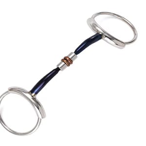 Op de afbeelding: Een roestvrijstalen paardenbit met een donkerblauw middenstuk en zilveren ringen. Het bit heeft een scharnierend ontwerp met koperen accenten. Deze paardensportuitrusting is ontworpen voor controle in de mond van het paard.