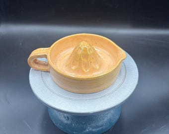 Exprimidor de limones de coral hecho a mano