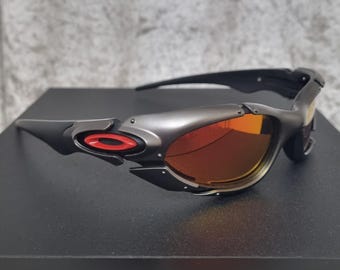 Occhiali da sole Y2K in metallo nero e argento con montatura a piastra X, stile vintage anni '90, avvolgenti e sportivi.