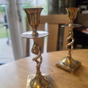 Par de candelabros vintage de latón con tallo retorcido en forma de espiga, candelabros de latón de base cuadrada, decoración de mesa estilo Hollywood Regency.