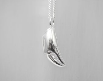 Crab claw pendant necklace, small claw