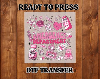 Diseño de ropa clínica de moda para el Departamento de Emergencias, enfermera rosa, DTF, lista para transferir.