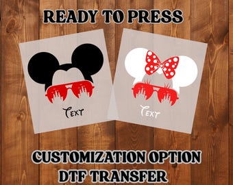 Diseño personalizado de camiseta deportiva con transferencia DTF de pareja de Mickey y Minnie de Disney, lista para usar.