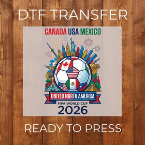 Peut inclure: Transfert DTF avec un ballon de football orné des drapeaux du Canada, des États-Unis et du Mexique. Le design comprend les mots "United North America" et "FIFA World Cup 2026". Les mots "DTF TRANSFER" et "READY TO PRESS" sont également visibles.