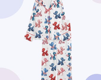 Könnte beinhalten: Weißes Pyjama-Set mit einem sich wiederholenden Muster aus roten, weißen und blauen Ballonhunden. Das langärmlige Oberteil hat rote Paspeln und Knöpfe. Die Pyjamahose hat ebenfalls rote Paspeln.