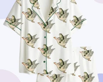 Conjunto de pijama de rana montando un ganso, ropa de dormir de estilo cottagecore con un toque original.