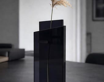 Jarrón minimalista de acrílico color humo oscuro / Decoración moderna y escultural de un solo tallo para un estilo de interiores minimalista.