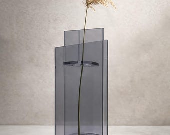 Jarrón acrílico color humo claro, recipiente floral transparente de diseño moderno y escultural, decoración de interiores.