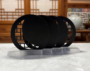 Juego de posavasos con fases lunares / Acrílico negro con relieve de celosía coreana y soporte mecanizado por CNC