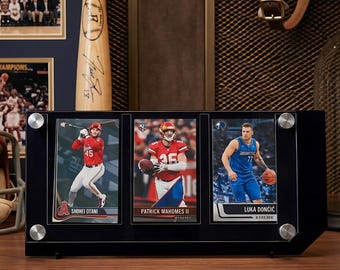 Soporte acrílico sin tratar para tarjetas deportivas, vitrina asimétrica de 3 ranuras para tarjetas coleccionables.