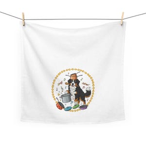 Puede incluir: Paño de cocina blanco con una ilustración de dibujos animados de un perro de montaña bernés jugando con ollas y sartenes. El perro lleva una olla en la cabeza y sostiene una cuchara de madera. Las palabras "ding!" y "clatter!" están escritas alrededor del perro.