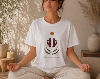 Minimalistyczna koszulka „Słońce i dłonie” | Boho Spiritual Illustration