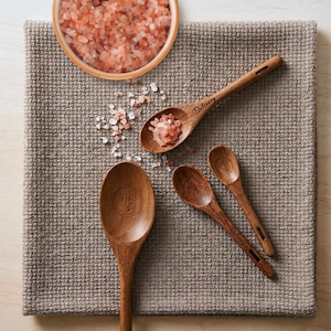 Küchengeschenk, Einweihungsgeschenk, handgemachtes hölzernes Messlöffelset: langes Griff-Backset, personalisierter Premium-klassischer Löffel, Muttergeschenk