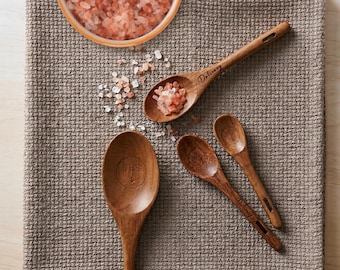 Regalo de cocina, regalo de inauguración de casa, juego de cucharas medidoras de madera hechas a mano: juego de repostería de mango largo, cuchara clásica premium personalizada, regalo para madres
