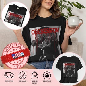 Könnte beinhalten: Ein schwarzes Kurzarm-T-Shirt mit einem Grafikdruck eines Rosenstraußes in einer Vase. Das Wort OBESESSION ist in Rot über den Rosen gedruckt, wobei rote, farbähnliche Tropfen über das schwarz-weiße Blumenbild nach unten verlaufen.