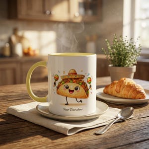Puede incluir: Una taza de cerámica blanca con asa e interior de color amarillo claro, que presenta un taco de dibujos animados con sombrero y maracas. El texto 'Your Text there' está impreso debajo del taco. La taza descansa sobre un plato a juego.