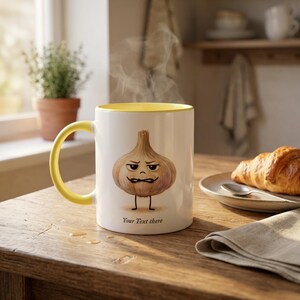 Mok met knoflookmotief en chagrijnige uitstraling | Grappig cadeau voor een chagrijnige ochtendmens, een collega, een fijnproever of een knoflookliefhebber | Keramische mok 325 ml
