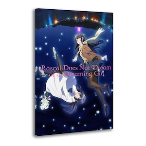 Puede incluir: Impresión en lienzo con personajes de anime sobre un fondo de cielo estrellado. La obra muestra dos figuras femeninas con pelo largo, una con un vestido blanco y la otra con uniforme escolar. Se muestra el título "Rascal Does Not Dream of a Dreaming Girl".