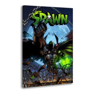 Puede incluir: Impresión artística de cómic con el personaje Spawn. La imagen muestra a Spawn en una pose dinámica con un telón de fondo de paisaje urbano, cadenas y un efecto de energía verde. El título "SPAWN" se muestra en verde con una calavera.