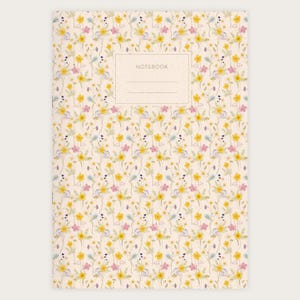 Könnte beinhalten: Ein Notizbuch mit einem floralen Muster auf dem Einband. Der Einband zeigt eine Vielzahl kleiner gelber, rosa und blauer Blumen auf cremefarbenem Hintergrund. Das Wort "NOTEBOOK" ist in Braun auf dem Einband gedruckt.