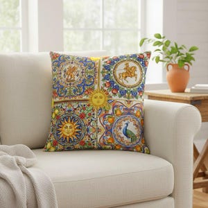 Może przedstawiać: Kwadratowa poduszka dekoracyjna z kolorowym, ozdobnym wzorem. Poduszka posiada cztery różne sekcje z wizerunkami słońca, pawia, jeźdźca na koniu i lwa. Projekt zawiera niebieskie, żółte, czerwone i zielone elementy.