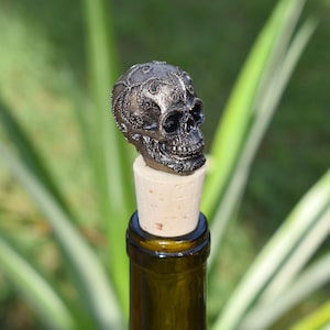 Tapón de botella de vino con forma de calavera