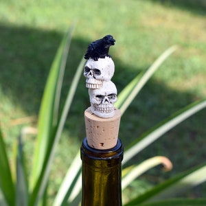 Tapón de botella de vino con forma de calavera, apilado con cuervo y calavera