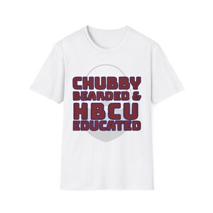Puede incluir: Camiseta blanca con el texto "CHUBBY BEARDED & HBCU EDUCATED" en letras granates y azules. El texto está centrado en la parte delantera de la camiseta.