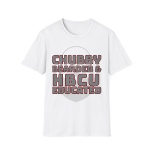 Puede incluir: Camiseta blanca con el texto "CHUBBY BEARDED & HBCU EDUCATED" en una fuente superpuesta de color granate y gris. El texto está centrado en la camiseta, con una forma de círculo gris detrás. La camiseta tiene mangas cortas y cuello redondo.