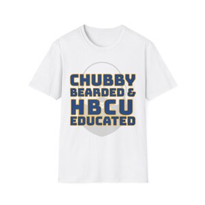 Puede incluir: Camiseta blanca con el texto "CHUBBY BEARDED & HBCU EDUCATED" en letras azules y doradas. El texto está centrado, con un círculo gris claro detrás. Prenda casual.