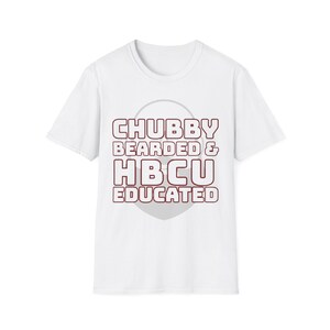Puede incluir: Camiseta blanca con el texto "CHUBBY BEARDED & HBCU EDUCATED" en letras granates. El texto está dispuesto en tres líneas, con un círculo gris detrás. La camiseta tiene mangas cortas y cuello redondo.