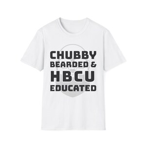 Puede incluir: Camiseta blanca con el texto "CHUBBY BEARDED & HBCU EDUCATED" en letras negras. El texto está centrado en la parte delantera, con un gráfico de barba gris claro detrás. La camiseta tiene cuello redondo y mangas cortas.