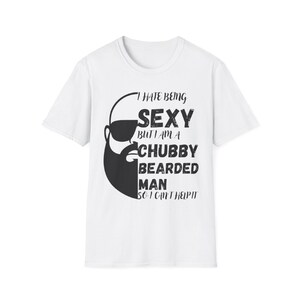 Puede incluir: Camiseta blanca con un gráfico negro de un hombre barbudo con gafas de sol y el texto: "I HATE BEING SEXY BUT I AM A CHUBBY BEARDED MAN SO I CAN'T HELP IT".