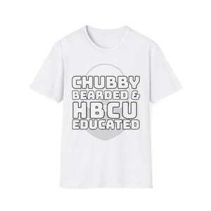 Puede incluir: Camiseta blanca con el texto "CHUBBY BEARDED & HBCU EDUCATED" en negrita y con contorno. El texto está centrado en la camiseta, con una forma de corazón gris detrás. La camiseta tiene mangas cortas y cuello redondo.