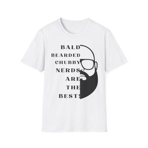 Puede incluir: Camiseta blanca con texto negro y un gráfico de un hombre calvo con gafas y barba. El texto dice: "BALD BEARDED CHUBBY NERDS ARE THE BEST!"