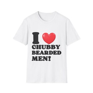 Puede incluir: Camiseta blanca con el texto "I ❤️ CHUBBY BEARDED MEN!" en negro y rojo. La "I" es negra, el corazón es rojo y el resto del texto está en negrita negra. La camiseta es de cuello redondo básico.